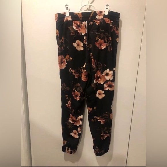 DYNAMITE Sacha floral pants - Picture 3 of 6
